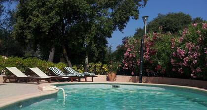 Independent ground floor of a villa, residential, garden and private pool