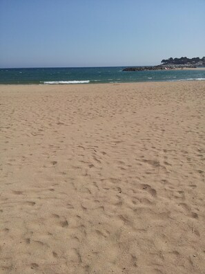 Playa en los alrededores y toallas de playa