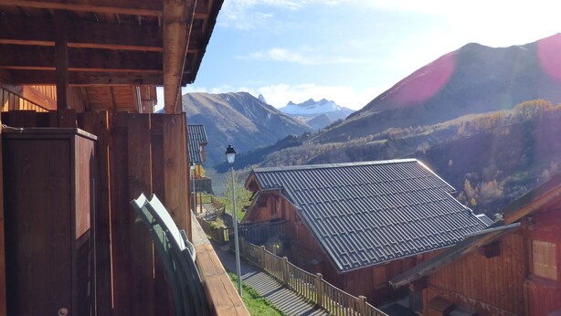 A wooden cabin with a balcony overlooking a mountainous landscape. - Appart 7 pers au ski, 3*, Saint Jean d'Arves - Les Sybelles - Swimming pool (Saint jean d'arves)