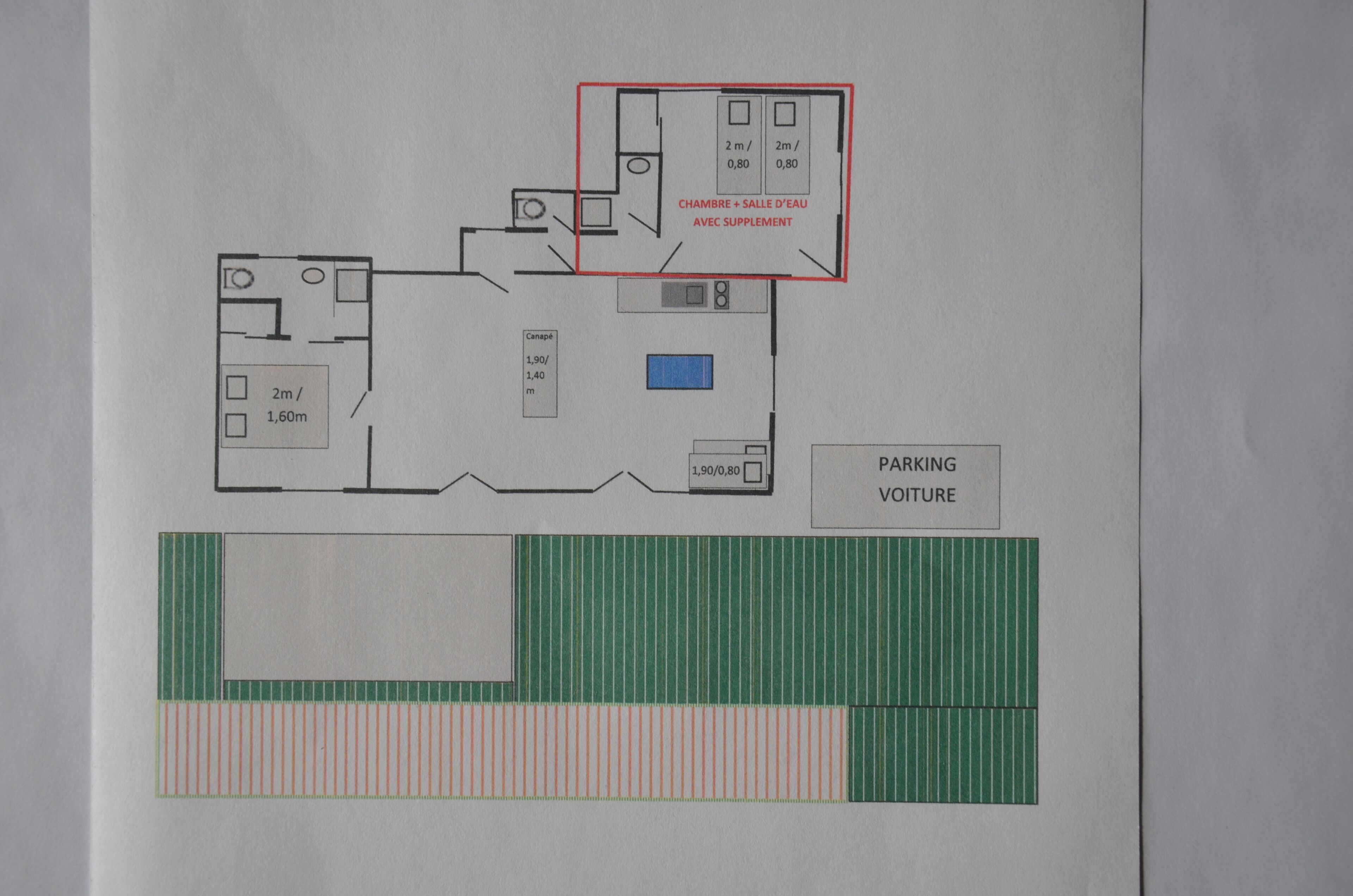 Plànol d'un hotel que mostra un dormitori, un bany i una zona d'aparcament.