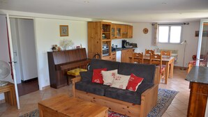 Ein Wohnzimmer mit einer Couch, einem Couchtisch und Holzschränken.