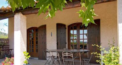 Superb comfortable and spacious villa with beautiful pool, Gard Provencal