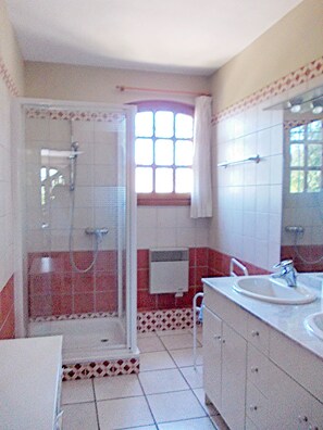 Chuveiro, secador de cabelo, sabonete, papel higiênico