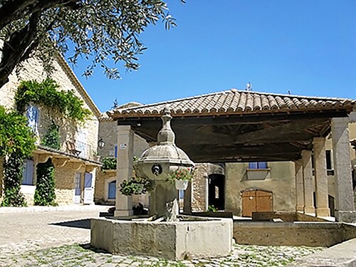 Superb comfortable and spacious villa with beautiful pool, Gard Provencal
