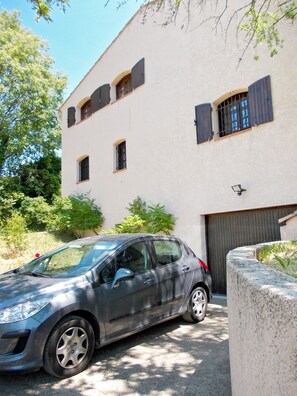 Property grounds - Superb comfortable and spacious villa with beautiful pool, Gard Provencal (Saint-Gervais)