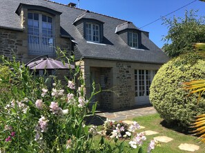 Exterior detail - 200 m from BEACH stone house with mature garden (Saint-Lunaire)