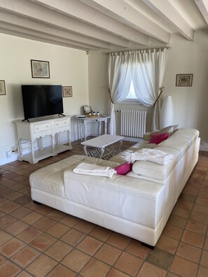 TV, DVD-spiller, bøker og filmbibliotek