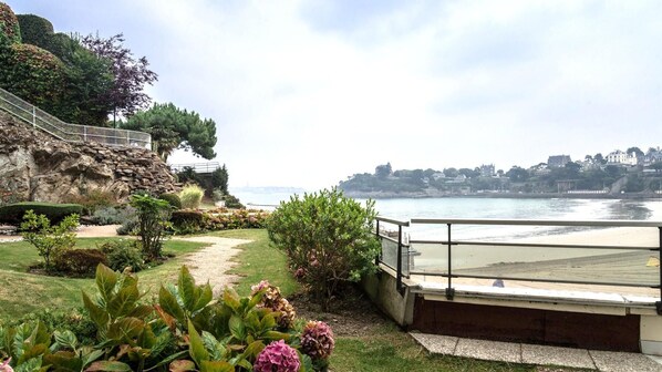 Property grounds - 200 m from BEACH stone house with mature garden (Saint-Lunaire)