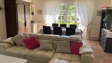 TV, DVD player, books, video library