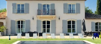 Luxueuse bastide contemporaine neuve de 350 m2 avec piscine miroir