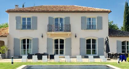 Luxuriöses neues modernes Landhaus von 350 m2 mit Spiegelpool