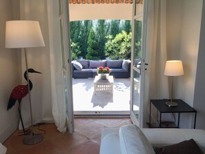 TV connectée, cheminée, table de tennis de table, imprimantes