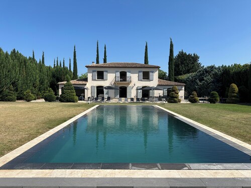 Luxurious new contemporary country house of 350 m2 with mirror pool