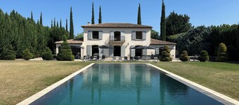 Luxurious new contemporary country house of 350 m2 with mirror pool