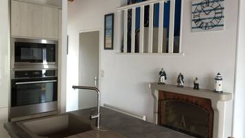 Een koelkast, een magnetron, een oven, een kookplaat