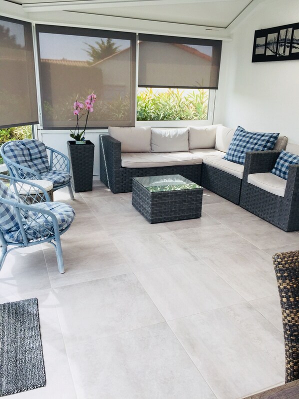 Téléviseur, foyer, livres