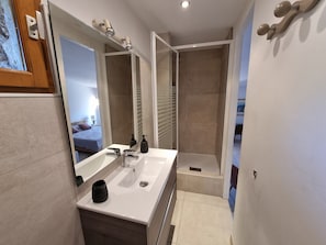 Baignoire, sèche-cheveux, serviettes fournies, savon