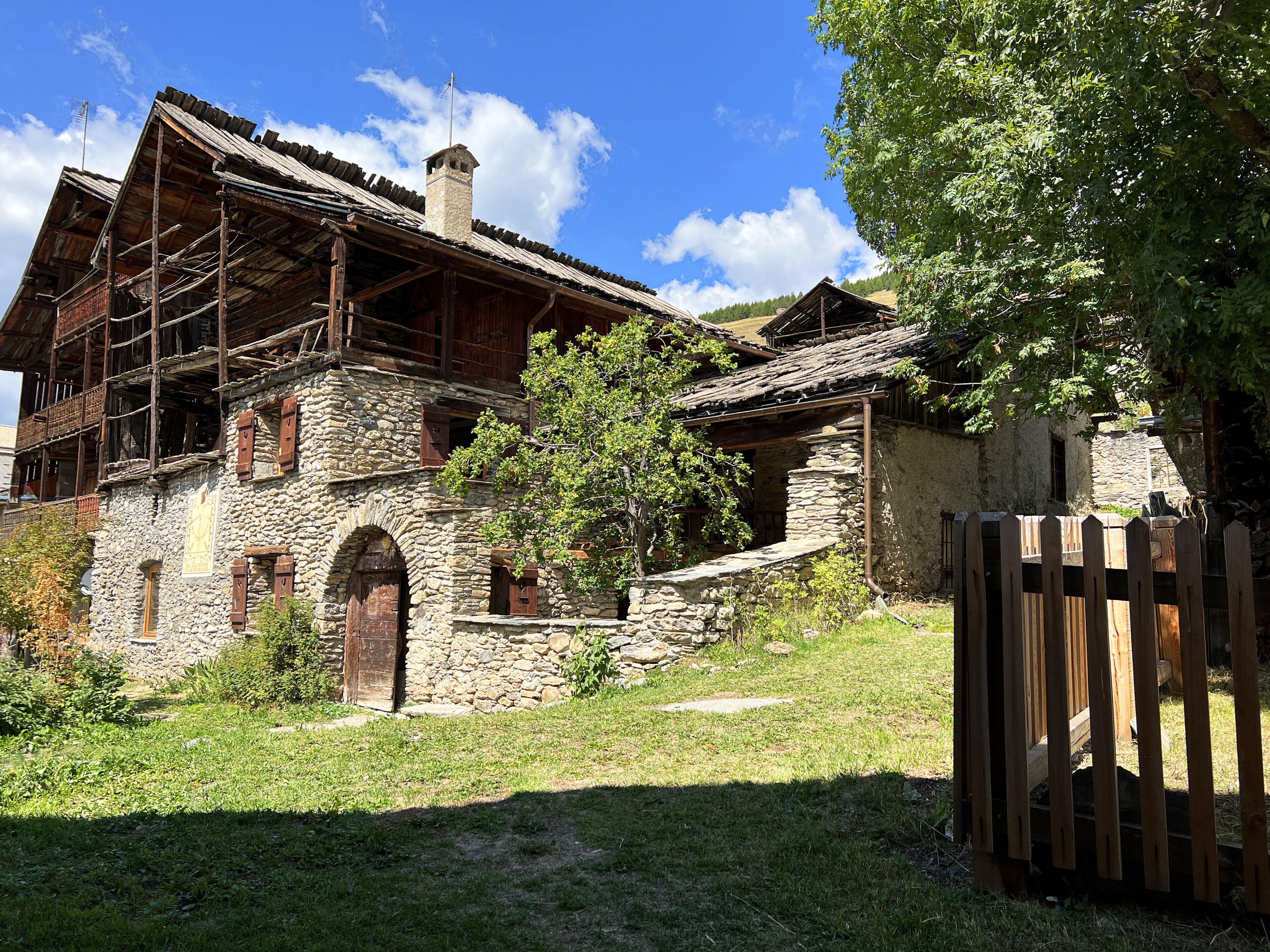 Authentic chalet renovated and comfortable in Queyras, with garden and patio