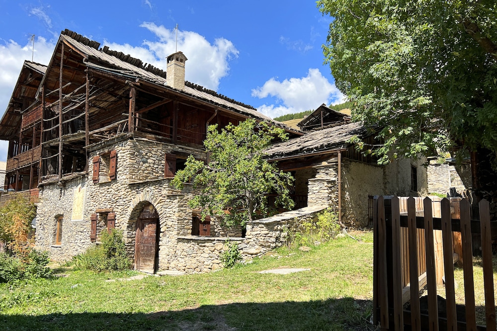 Authentic chalet renovated and comfortable in Queyras, with garden and patio
