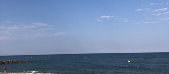 4-PERSON STUDIO ON THE SEAFRONT CLOSE TO SHOPS BETWEEN SEA AND MOUNTAINS