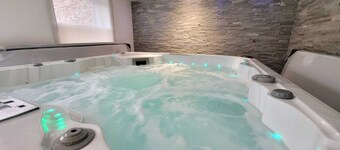 10人の現代的な家。サウナとスパ付き 