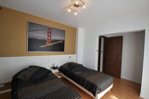 5 slaapkamers, een strijkplank/strijkijzer, gratis wifi, beddengoed