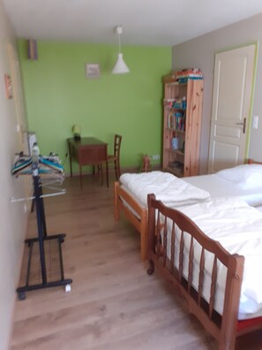3 bedrooms, iron/ironing board, WiFi - flexible welcome, price according to the number of people (Gillois)