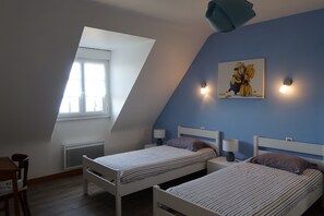 4 habitaciones, tabla de planchar con plancha y cuna de viaje