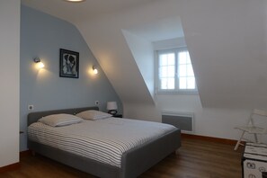 4 bedrooms, iron/ironing board, travel crib, free WiFi