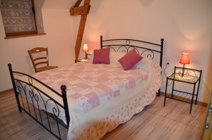 5 bedrooms, iron/ironing board, Internet