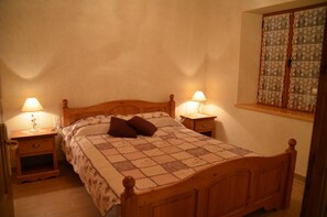 5 bedrooms, iron/ironing board, Internet