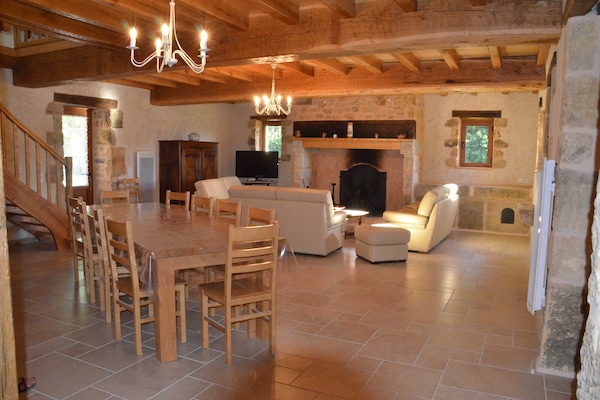 Een televisie, een open haard, een dvd-speler en een stereo