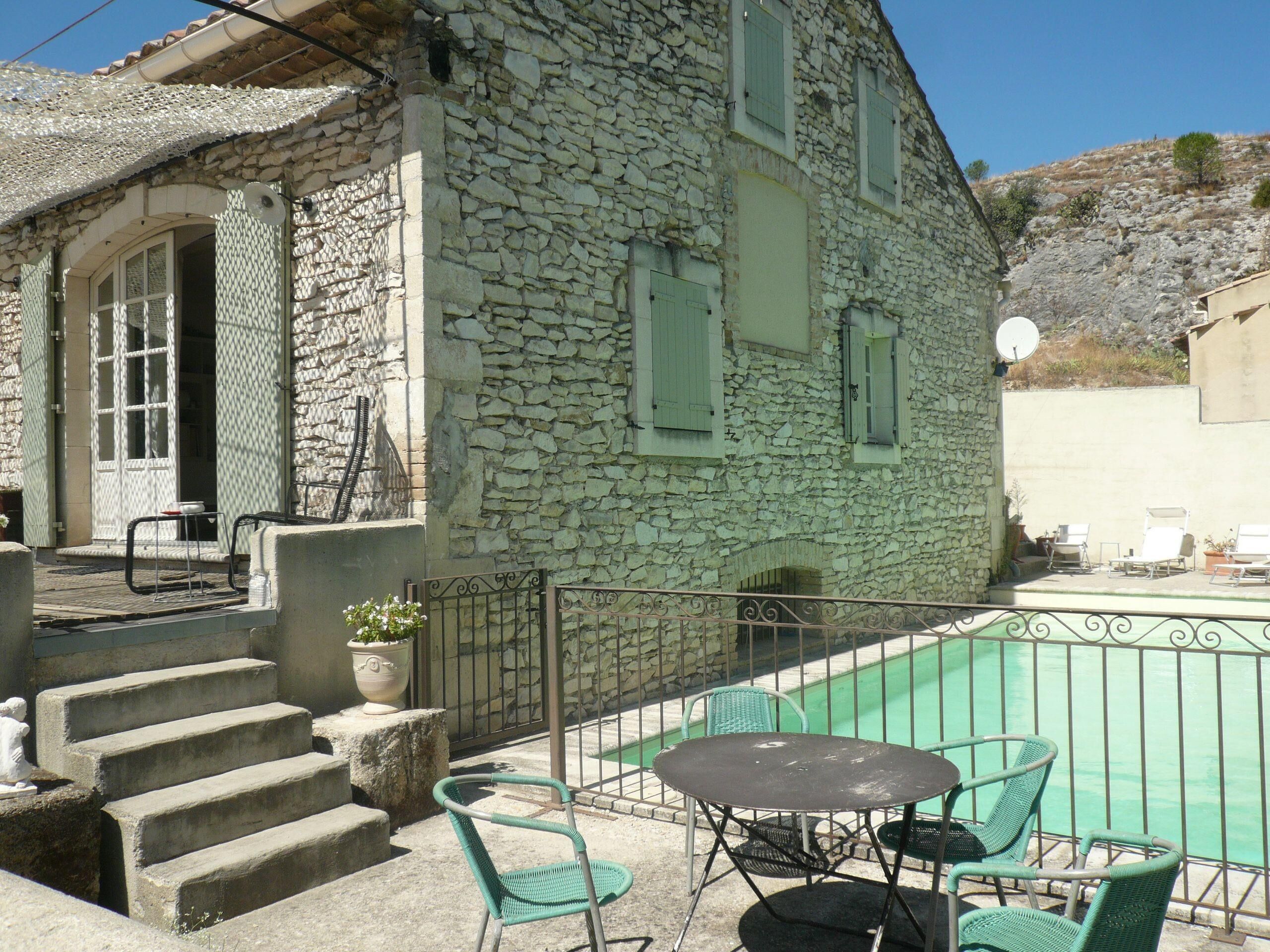 Mas en pierre avec piscine entre Avignon et Orange, à Roquemaure