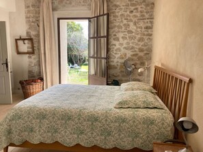 7 bedrooms, desk, iron/ironing board, free WiFi - Stone farmhouse with swimming pool between Avignon and Orange, in Roquemaure (Roquemaure)