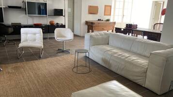 TV connectée, lecteur de DVD, table de tennis de table, livres