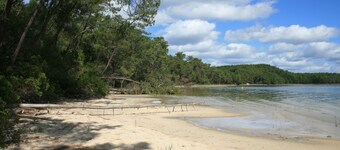 Hus vid sjön Hourtin: största naturliga insjö i Frankrike