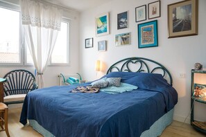 2 bedrooms, iron/ironing board, free WiFi, bed sheets - BRIGHT FURNITURE near grande-plage, train station, shopss (Les Sables-d'Olonne)