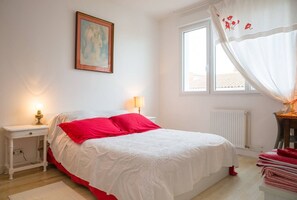 2 bedrooms, iron/ironing board, free WiFi, bed sheets