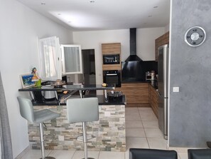 Een koelkast, een microgolfoven, een oven, een kookplaat