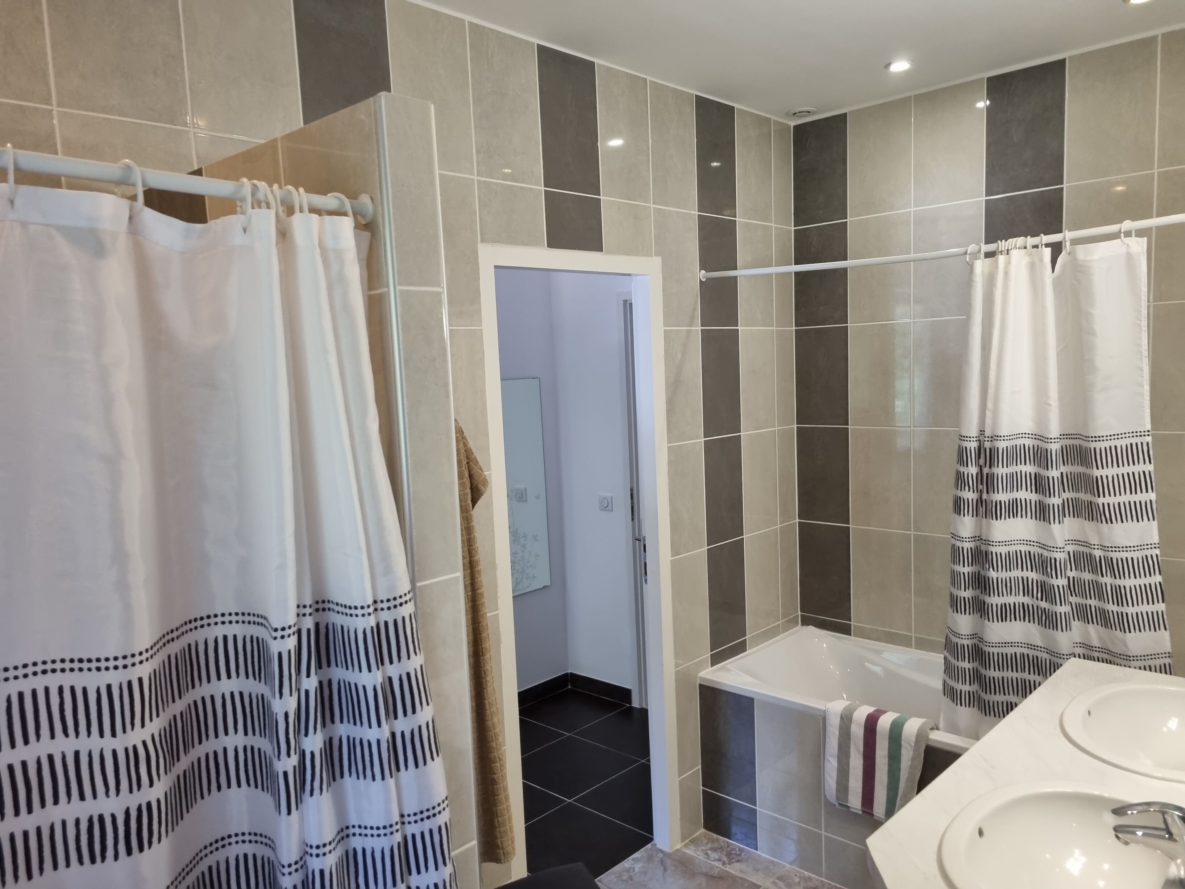 Ensemble douche/baignoire, sèche-cheveux, serviettes fournies