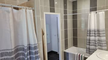 Ensemble douche/baignoire, sèche-cheveux, serviettes fournies