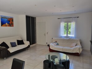 Smart-TV, DVD-Player, Tischtennisplatte, Bücher
