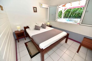 1 habitación y tabla de planchar con plancha