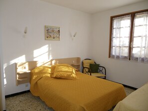 1 slaapkamer, een strijkplank/strijkijzer, reisbedje, gratis wifi