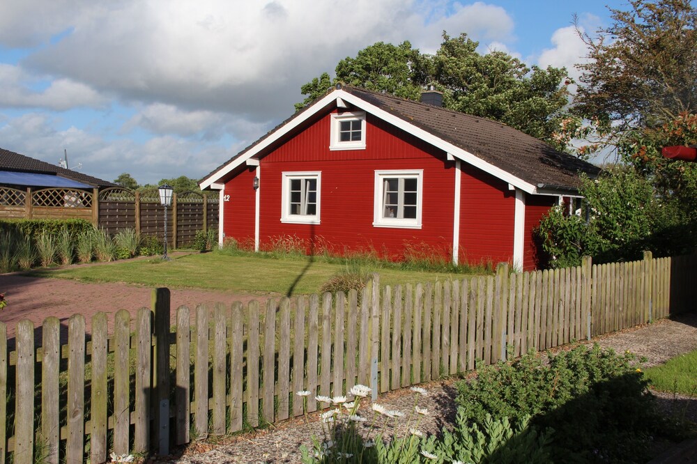 La casa roja detrás del dique
