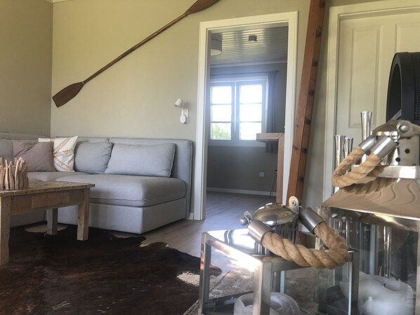 Fernseher, Kamin, Bücher, Stereoanlage