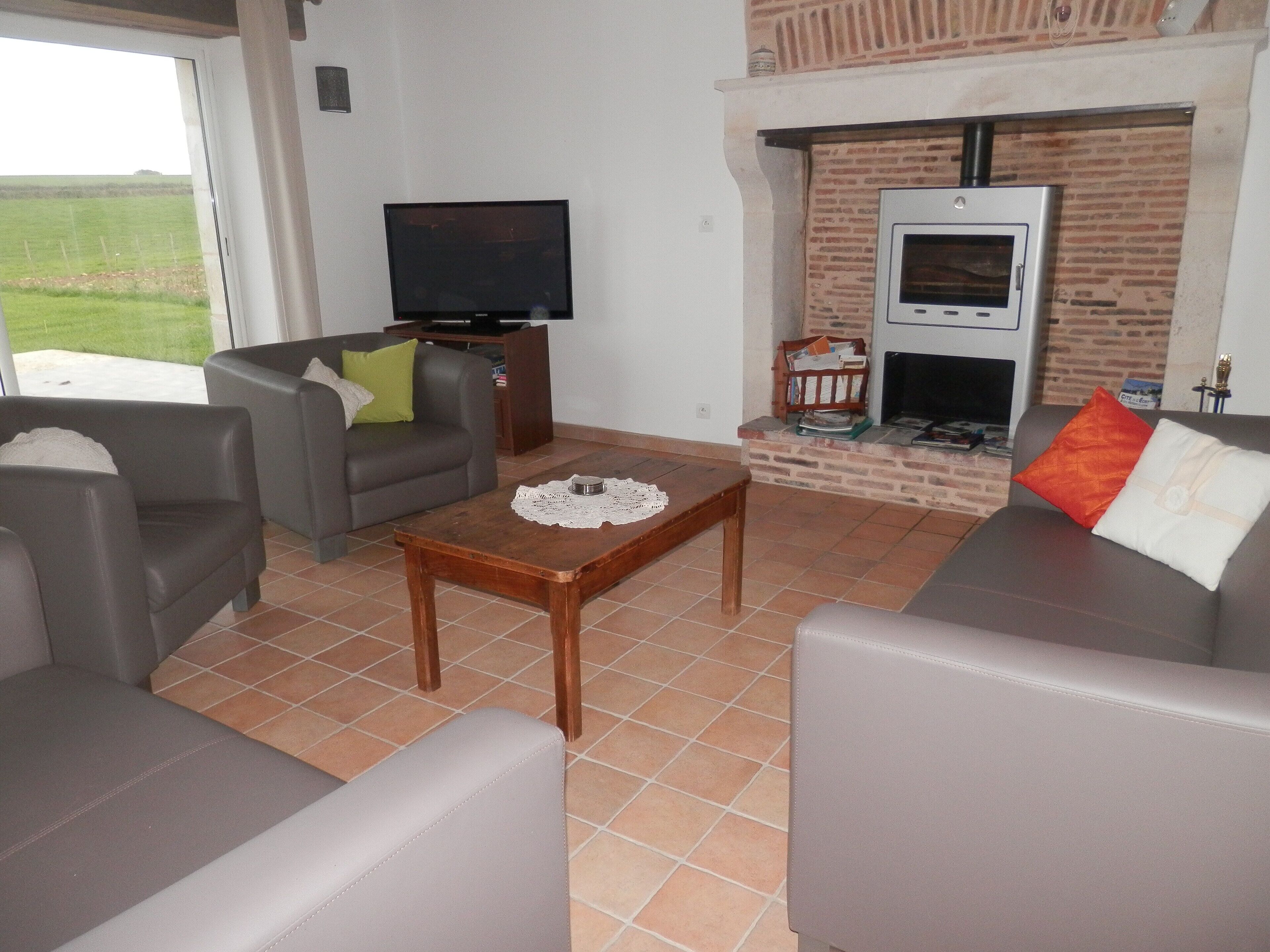Independent, spacious cottage for a peaceful stay-Montmorillon-Futuroscope-Swimming pool