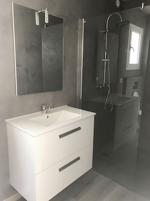 Bathtub, hair dryer, towels