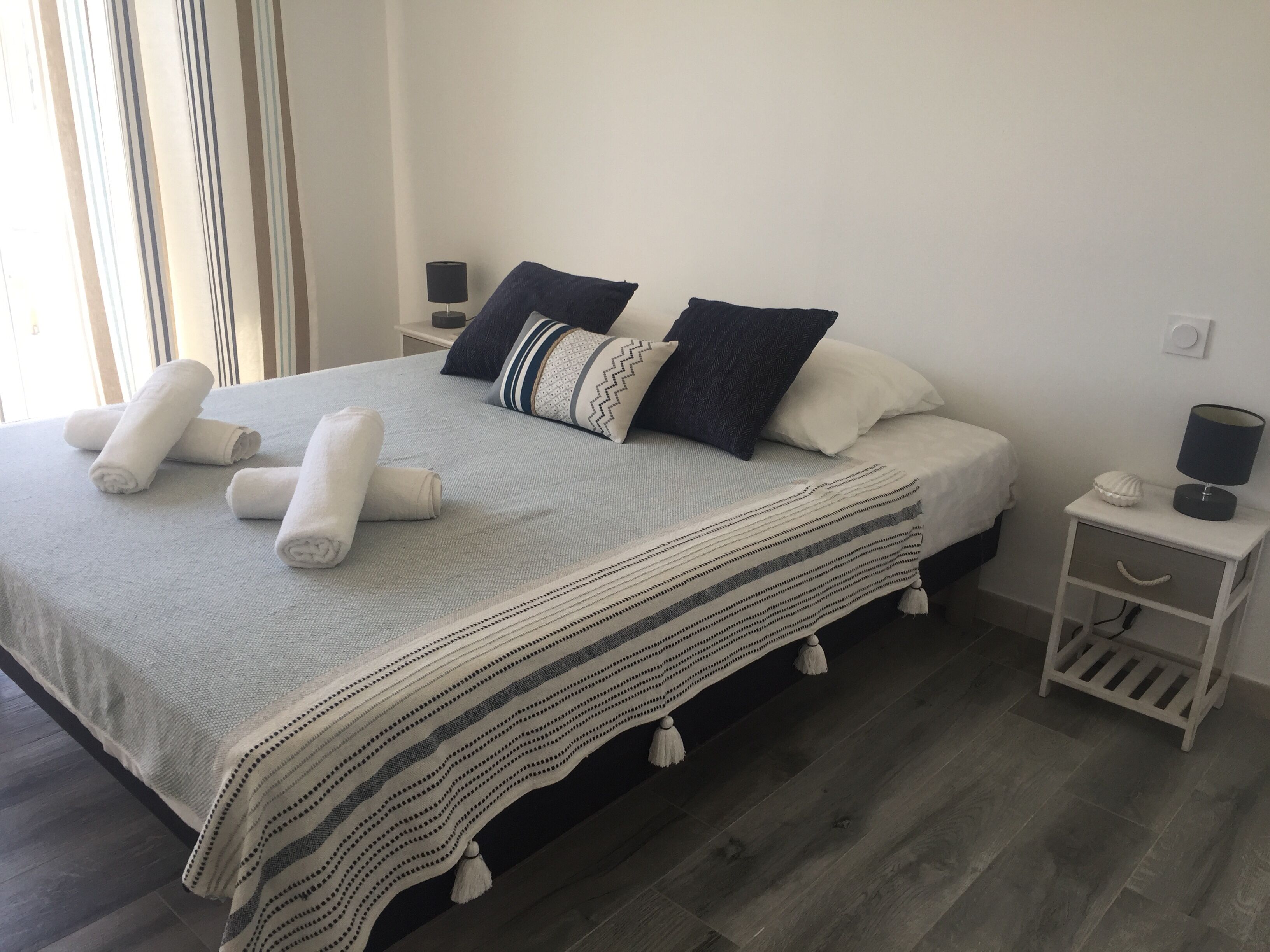 5 chambres, fer et planche à repasser, Wi-Fi, draps fournis