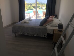 5 bedrooms, iron/ironing board, WiFi, bed sheets